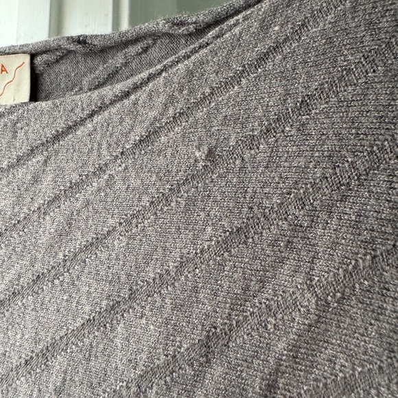 Boat neck, very soft, with batwing sleeves. Color - gray | Size: M/L - Picture 7 of 7